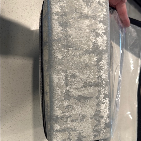 Hudson Park Collection  Comforter Luxurious Bedding Set - Picture 3 of 8